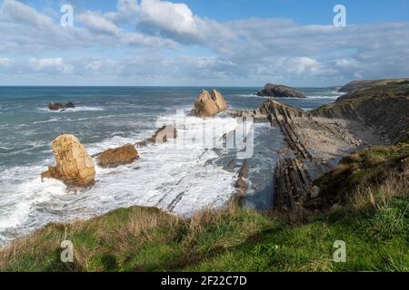 Una costa frastagliata e selvaggia in Cantabria, nel nord della Spagna Foto Stock