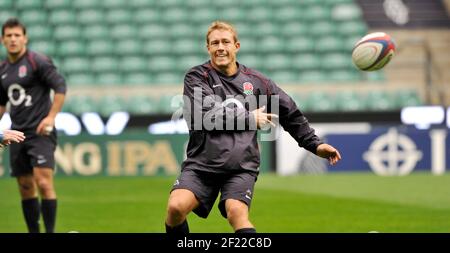 Inghilterra Rugby Team allenarsi a Twickenham per la loro partita con l'Australia. Jonny Wilkinson. 6/11/09. IMMAGINE DAVID ASHDOWN Foto Stock