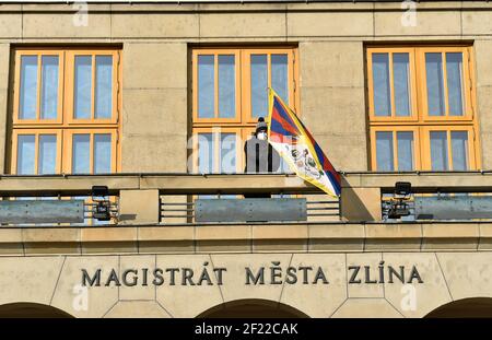 Zlin, Repubblica Ceca. 10 marzo 2021. Jakub Muron della sede di Zlin Mayor partecipa all'evento nazionale Bandiera per il Tibet a Zlin, Repubblica Ceca, 10 marzo 2021. Bandiera per il Tibet evento nazionale all'interno del quale i comuni, le scuole e gli individui possono appendere la bandiera tibetana a sostegno della regione per protestare contro l'oppressione politica, religiosa e culturale. Credit: Gluck/CTK Photo/Alamy Live News Foto Stock