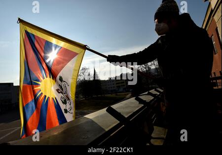 Zlin, Repubblica Ceca. 10 marzo 2021. Jakub Muron della sede di Zlin Mayor partecipa all'evento nazionale Bandiera per il Tibet a Zlin, Repubblica Ceca, 10 marzo 2021. Bandiera per il Tibet evento nazionale all'interno del quale i comuni, le scuole e gli individui possono appendere la bandiera tibetana a sostegno della regione per protestare contro l'oppressione politica, religiosa e culturale. Credit: Gluck/CTK Photo/Alamy Live News Foto Stock