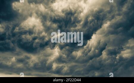 cielo drammatico appena prima che scoppia una tempesta di tuono Foto Stock