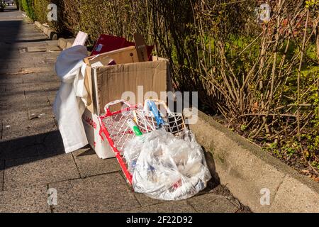 Achtlos weggeworfener Müll sorgen für eine Höhere Ungezieferpopulation Foto Stock