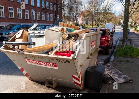 Container gefüllt mit Müll aus einer Haushaltsauflösung Foto Stock