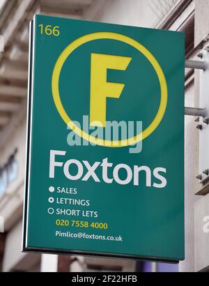 File foto datata 28/7/2015 di segnaletica presso una filiale di Foxtons a Pimlico, Londra. L'agente immobiliare Foxtons ha salutato l'inizio più attivo dell'anno dal 2016 grazie ad un mercato immobiliare in espansione innescato dal cambiamento delle richieste dell'acquirente e la vacanza di dovere di bollo. Data di emissione: Mercoledì 10 marzo 2021. Foto Stock