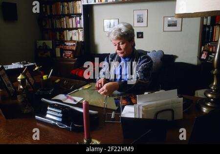 Dagmar Altrichter, deutsche Schauspielerin und Synchronsprecherin, zuhause an ihrem Schreibtisch, Deutschland 1988. Foto Stock