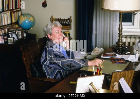 Dagmar Altrichter, deutsche Schauspielerin und Synchronsprecherin, zuhause an ihrem Schreibtisch, Deutschland 1988. Foto Stock