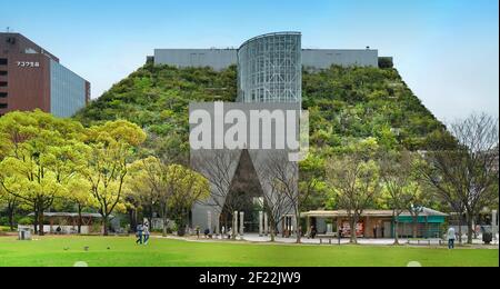 ACROS Fukuoka Sala Internazionale Prefetturale al Tenjin Central Park, Fukuoka, Giappone, progettato dal famoso architetto verde Emilio Ambasz. Foto Stock