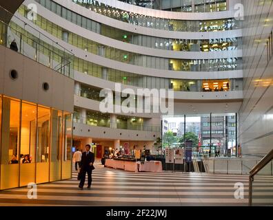 ACROS Fukuoka Sala Internazionale Prefetturale al Tenjin Central Park, Fukuoka, Giappone, progettato dal famoso architetto verde Emilio Ambasz. Foto Stock