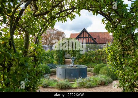 Pergola a cupola e fontana ornamentale nel Kitchen Garden, Arundel Castle, West Sussex, Inghilterra, UK Foto Stock