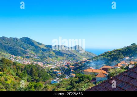 Maderia villaggio vista oceano montagne Foto Stock