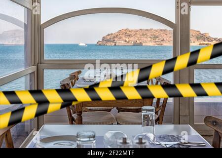 Plaka, Creta - 16 ottobre 2019: Vista dell'isola di Spinalonga dalla taverna di Creta, Grecia. Foto Stock