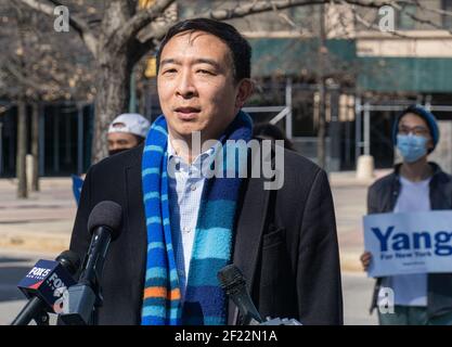 New York City, Stati Uniti. 09 marzo 2021. Il candidato Mayoral di New York, Andrew Yang, chiede all'MTA di concedere una settimana di vacanza sulla tariffa della metropolitana a partire da venerdì 28 maggio 2021, fine settimana del Memorial Day. L'MTA può finalmente saltare il ridership in ritardo che è attualmente giù 70 per cento e permettere alle famiglie a New York City di avere i soldi supplementari da spendere per l'intrattenimento, i ristoranti, E altre piccole imprese in tutta la città durante l'inizio dell'estate a New York City, New York il 9 marzo 2021. (Foto di Steve Sanchez/Sipa USA) Credit: Sipa USA/Alamy Live News Foto Stock