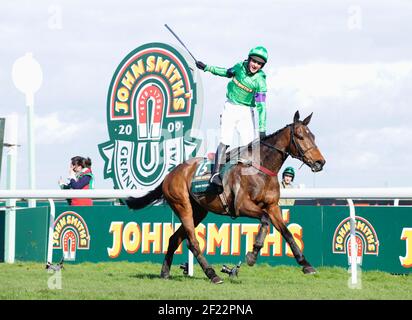 IL GRAND NATIONAL AINTREE 4/4/09. LIAM TREDWELL SU MON MOME VINCE. IMMAGINE DAVID ASHDOWN Foto Stock