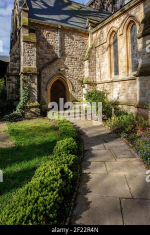 Garden of St Mary Abbot's Church a South Kensington, Londra; costruita nel 1872 da Sir George Gilbert Scott, ha la guglia della chiesa più alta di Londra Foto Stock