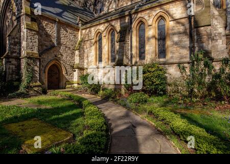 Garden of St Mary Abbot's Church a South Kensington, Londra; costruita nel 1872 da Sir George Gilbert Scott, ha la guglia della chiesa più alta di Londra Foto Stock