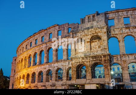 Dettaglio dell'Arena di Pola in Croazia di notte Foto Stock