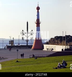 Willy-Brandt-Platz con faro Unterfeuer e semaforo, Bremerhaven, Germania, Europa Foto Stock