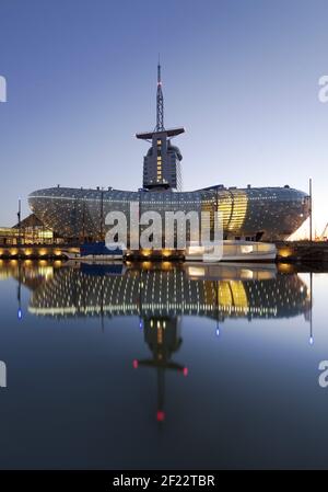 Casa clima illuminata Bremerhaven in serata, Havenwelten, Bremerhaven, Germania, Europa Foto Stock