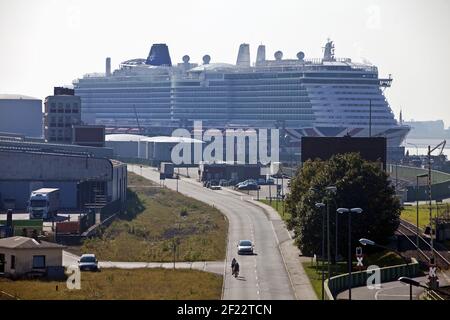 Nave da crociera, terminal delle navi da crociera del Columbus Cruise Centre a Columbuskaje, Bremerhaven, Germania Foto Stock