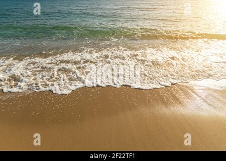 Bellissima spiaggia di sabbia sullo sfondo del mare. Concetto estivo. Foto Stock