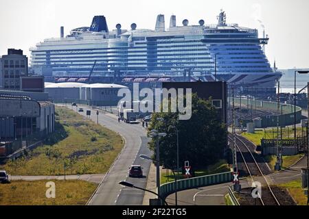 Nave da crociera, terminal delle navi da crociera del Columbus Cruise Centre a Columbuskaje, Bremerhaven, Germania Foto Stock