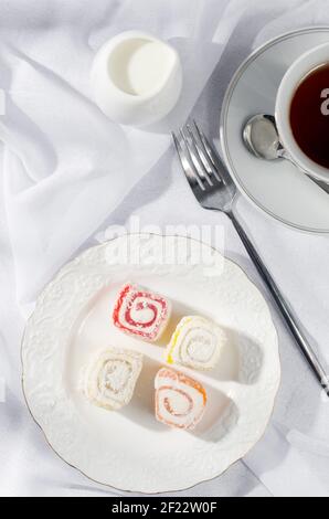 raggianti delizie turche con caffè sulla colazione. Pistacchi da dessert arabi halva e rahat lokum in platel bianco sul tavolo con spazio per il testo. Tu Foto Stock
