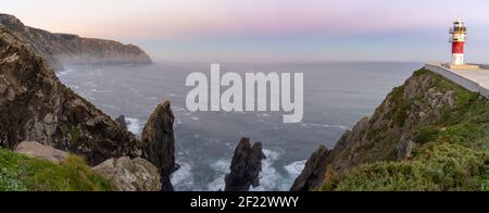 Un panorama del faro Cabo Ortegal sulla costa Della Galizia al tramonto Foto Stock