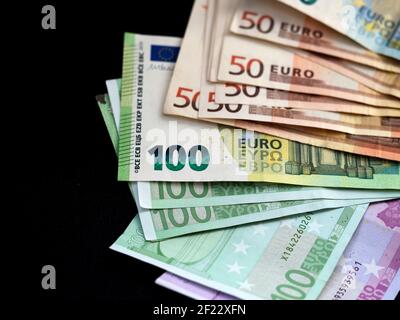 Ucraina. 10 marzo 2021. In questa illustrazione fotografica, le banconote in euro sono visualizzate su sfondo nero. Credit: SOPA Images Limited/Alamy Live News Foto Stock