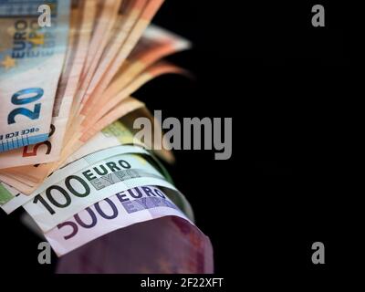 Ucraina. 10 marzo 2021. In questa illustrazione fotografica, le banconote in euro sono visualizzate su sfondo nero. Credit: SOPA Images Limited/Alamy Live News Foto Stock