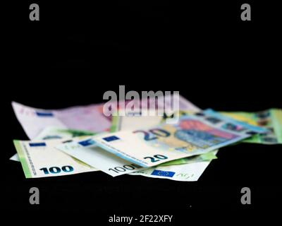 Ucraina. 10 marzo 2021. In questa illustrazione fotografica, le banconote in euro sono visualizzate su sfondo nero. Credit: SOPA Images Limited/Alamy Live News Foto Stock