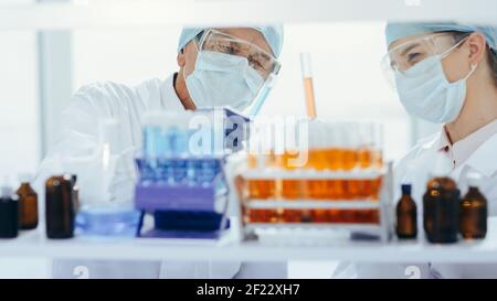 primo piano. contenitore con provette sul tavolo del laboratorio . Foto Stock