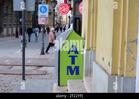 Budapest, Ungheria - 5 marzo 2021: Bancomat in una piazza del centro di Budapest Foto Stock