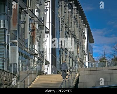 Robert Gordon's University edifici con una persona che sale i gradini Foto Stock