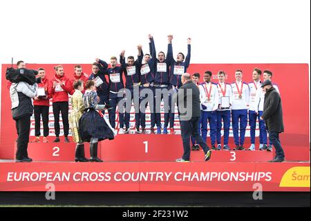 Il team francese Hugo Hay, Jimmy Gressier, Mohamed-amine El Bouajajaji, Alexis Miellet, Fabien Palcau e Emmanuel Roudolfef legisse gareggiano e vincono la medaglia d'oro sul Cross Country U23 uomini durante i Campionati europei di fondo 2017, a Samorin, Slovaquia, il 09-10 dicembre 2017 - Foto / DPane Kempaire / StephPI Foto Stock