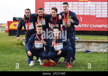 Il team francese Hugo Hay, Jimmy Gressier, Mohamed-amine El Bouajajaji, Alexis Miellet, Fabien Palcau e Emmanuel Roudolfef legisse gareggiano e vincono la medaglia d'oro sul Cross Country U23 uomini durante i Campionati europei di fondo 2017, a Samorin, Slovaquia, il 09-10 dicembre 2017 - Foto / DPane Kempaire / StephPI Foto Stock