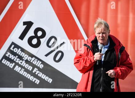 Berlino, Germania. 10 marzo 2021. Il presidente del DGB Rainer Hoffmann partecipa a una campagna per la Giornata della parità di retribuzione della Confederazione tedesca dei sindacati (DGB) alla porta di Brandeburgo. Sullo sfondo si può vedere un poster con l'iscrizione '18 per cento di divario salariale tra donne e uomini'. Credit: Kira Hofmann/dpa-Zentralbild/dpa/Alamy Live News Foto Stock