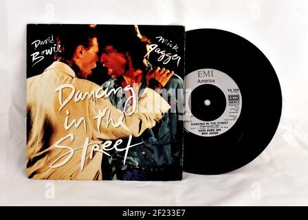 Picture sleeve e singolo 45 'Dancing in the Street' di Mick Jagger e David Bowie, un colpo numero uno raccolta di denaro per Live Aid in beneficenza 1986 Foto Stock