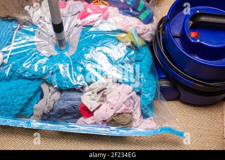 Gli abiti sono confezionati sotto vuoto prima del viaggio. Concetto di risparmio di spazio. Foto Stock