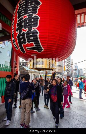 03-22-2015 . Tokyo . Vernal Equinox Day a Tokyo - gli abitanti delle vacanze toccano a mano questa sfera rossa Foto Stock