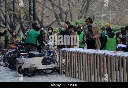 Milano, Italia. 10 marzo 2021. Milano, set cinematografico la casa di Gucci con Lady Gaga le prime riprese a Milano del film la casa di Gucci, diretto da Ridley Scott, si sono svolte in via Festa del Perdono. I protagonisti hanno sparato nei pressi dell'Università fin dalle prime ore del mattino. Presenta Lady Gaga con foulard e trench Burberry che interpreta Patrizia Reggiani, e Adam driver che gioca il ruolo del futuro marito Maurizio Gucci. Credit: Independent Photo Agency Srl/Alamy Live News Foto Stock