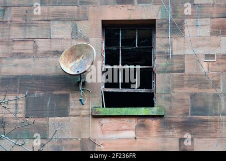 Vista della casa derelict a Clune Park a Port Glasgow, Inverclyde. L'alloggio in locazione deve essere demolito e risviluppato. Scozia, Regno Unito Foto Stock