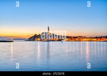 La città vecchia di Rovigno in Croazia con l'iconico Chiesa di Sant'Eufemia dopo il tramonto Foto Stock