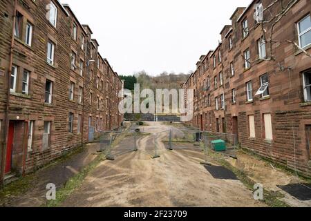 Vista della casa derelict a Clune Park a Port Glasgow, Inverclyde. L'alloggio in locazione deve essere demolito e risviluppato. Scozia, Regno Unito Foto Stock