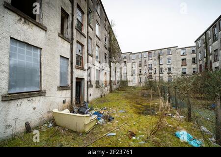 Vista della casa derelict a Clune Park a Port Glasgow, Inverclyde. L'alloggio in locazione deve essere demolito e risviluppato. Scozia, Regno Unito Foto Stock