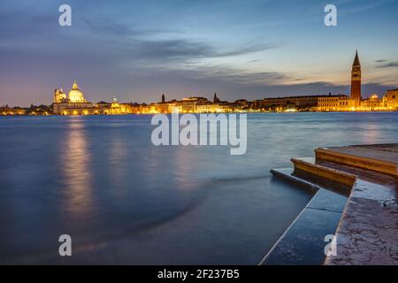 Vista su Piazza San Marco e Punta della Dogana in Venezia di notte Foto Stock