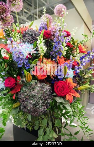 bel bouquet di fiori pronti. Colorati diversi tipi di fiori sono raccolti in enormi bouquet. Idrangee, rose, gerbere, crisantemo Foto Stock
