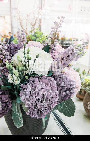 bel bouquet di fiori pronti. Colorati diversi tipi di fiori sono raccolti in enormi bouquet. Idrangee e altri fiori in fiore così Foto Stock