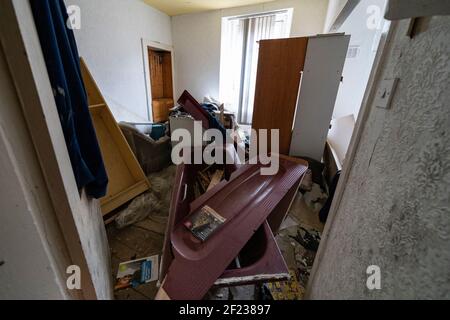 Vista della casa derelict a Clune Park a Port Glasgow, Inverclyde. L'alloggio in locazione deve essere demolito e risviluppato. Scozia, Regno Unito Foto Stock