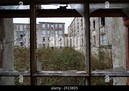 Vista della casa derelict a Clune Park a Port Glasgow, Inverclyde. L'alloggio in locazione deve essere demolito e risviluppato. Scozia, Regno Unito Foto Stock