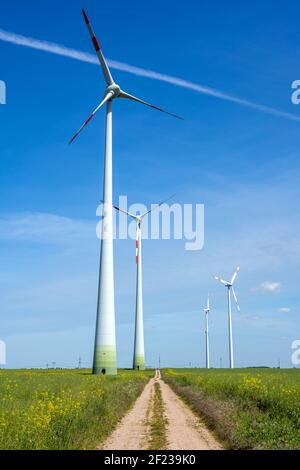 Moderni generatori eolici e una strada di campagna vista in Germania Foto Stock